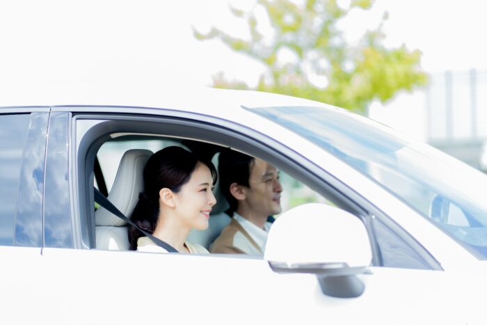 自動車を運転するカップル